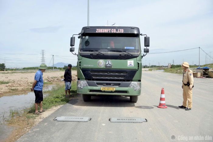 Cảnh sát tiến hành kiểm tra tải trọng các phương tiện.