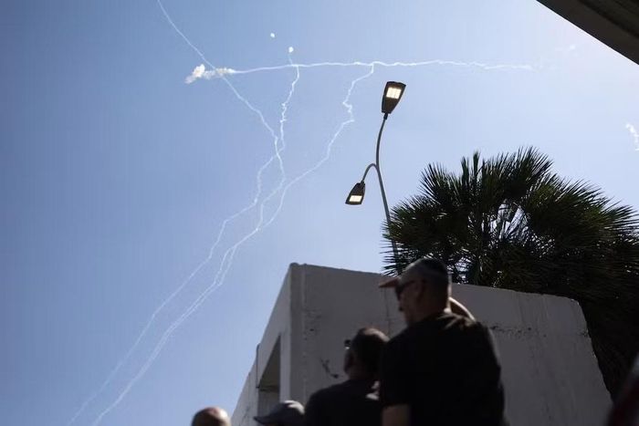 Vệt khói tên lửa trên bầu trời Israel ngày 8/6. Ảnh: Reuters