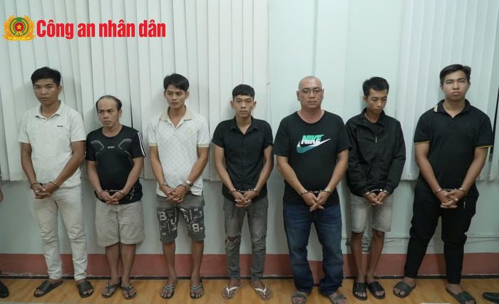 Cơ quan điều tra tống đạt các quyết định tố tụng đối với các bị can.