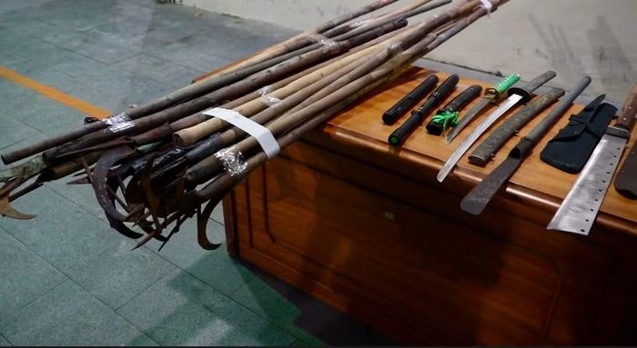 Cơ quan điều tra thu giữ hàng loạt hung khí mà băng nhóm cưỡng đoạt tài sản sử dụng.