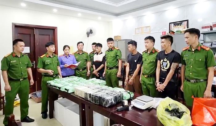 Tháng 7/2025, Công an Nghệ An phối hợp với Công an nước bạn Lào phá chuyên án ma túy xuyên quốc gia, tang vật thu giữ 60 bánh heroin và 37kg ma túy đá.