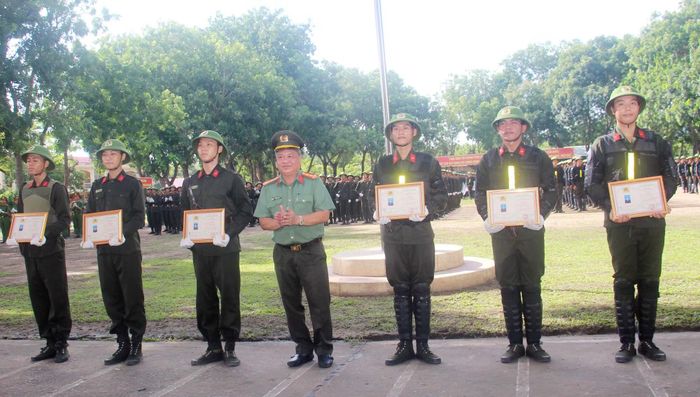 Đại tá Nguyễn Thanh Tràng, Phó Giám đốc Công an TP Cần Thơ trao giấy chứng nhận hoàn thành khóa huấn luyện cho các chiến sĩ.