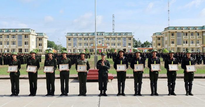 Thượng tá Đặng Xuân Phú, Tiểu đoàn trưởng Tiểu đoàn 4 trao giấy chứng nhận hoàn thành khóa huấn luyện cho các chiến sĩ.