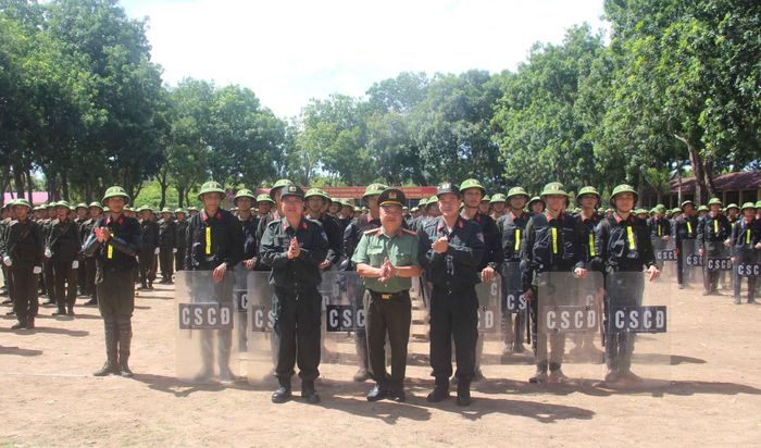 Các đại biểu động viên chiến sĩ.