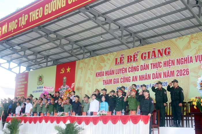Các đại biểu dự lễ bế giảng.