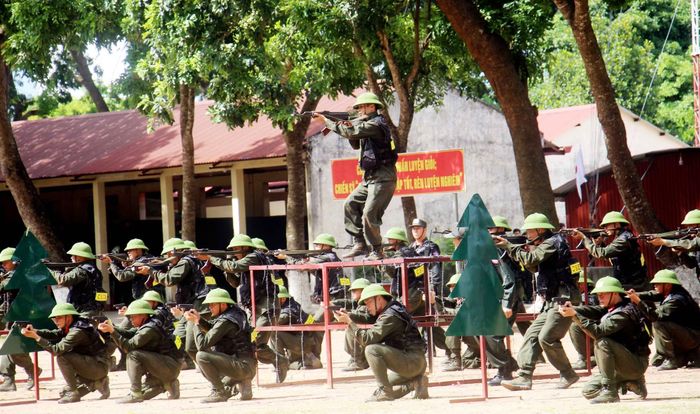 Các chiến sĩ báo cáo kết quả các nội dung huấn luyện.