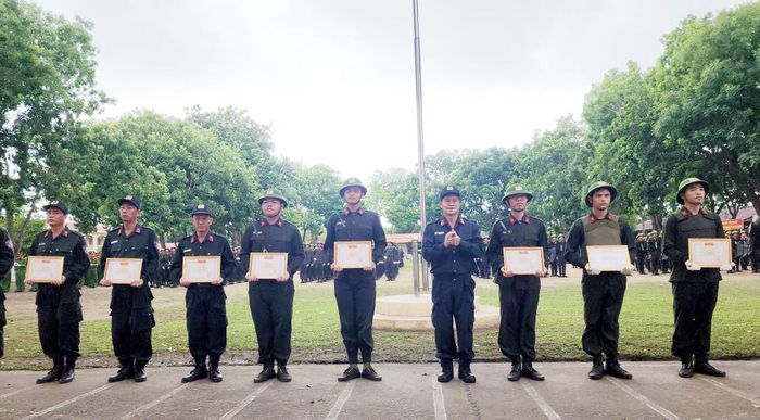 Thượng tá Võ Văn Phong, Trung đoàn trưởng Trung đoàn CSCĐ số 10 trao giấy khen của Bộ Tư lệnh CSCĐ tặng các cá nhân có thành tích xuất sắc trong khóa huấn luyện công dân thực hiện nghĩa vụ CAND năm 2026.