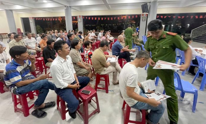 Công an phường Hải Châu tổ chức tuyên truyền phòng, chống ma túy tại khu dân cư.
