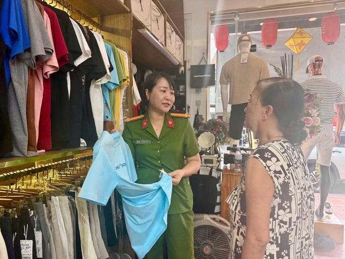 Phòng Cảnh sát kinh tế Công an TP Huế tuyên truyền các hộ kinh doanh chấp hành đúng quy định.