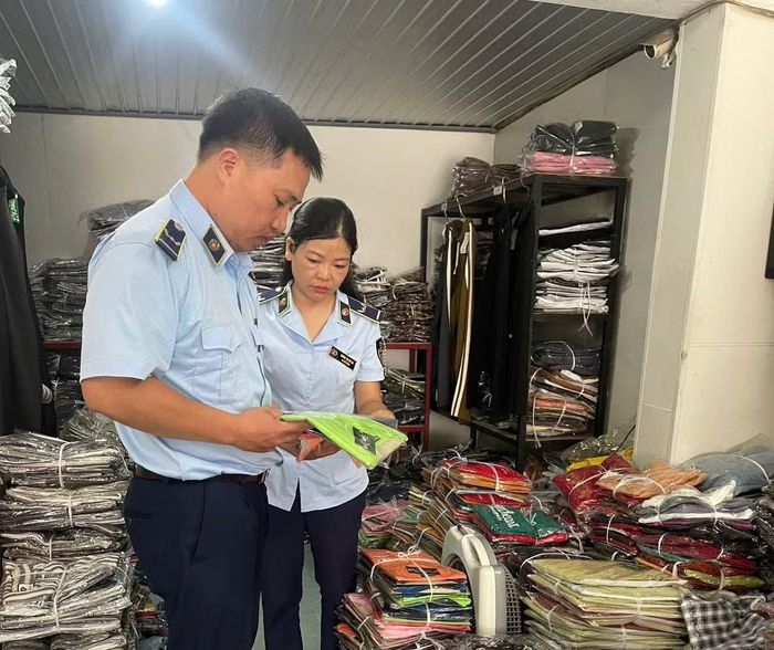 Lực lượng Quản lý thị trường TP Huế kiểm tra hàng hóa tại một cửa hàng kinh doanh.