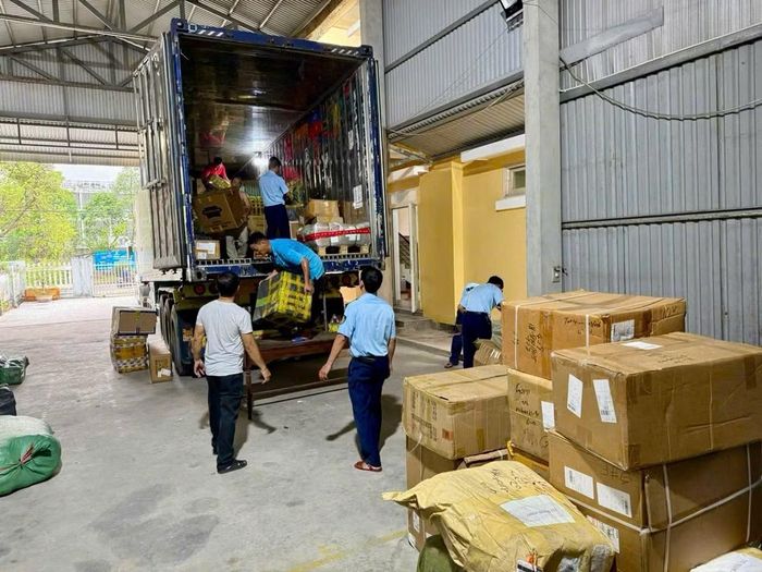 Kiểm tra hàng hóa đối với phương tiện vận tải lưu thông trên tuyến Bắc - Nam qua địa bàn TP Huế.