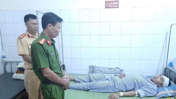 Đại tá Hoàng Nguyễn Phi Khanh, Phó Giám đốc Công an tỉnh Phú Thọ thăm hỏi, động viên Trung tá Bùi Thanh Tùng.