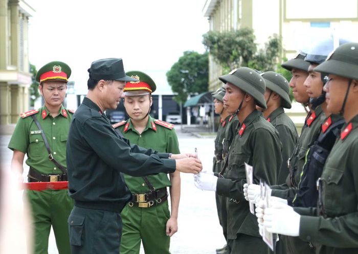 Đại tá Thái Doãn Bằng - Trung đoàn trưởng Trung đoàn CSCĐ số 4 trao giấy chứng nhận hoàn thành khóa huấn luyện cho các chiến sỹ.