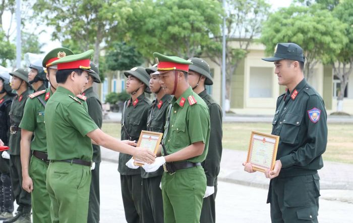 Thiếu tướng Lê Văn Sao trao Giấy khen cho các chiến sỹ có thành tích xuất sắc trong công tác học tập, rèn luyện.