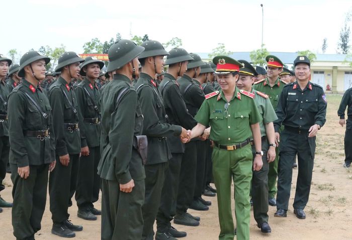 Các đồng chí Lãnh đạo chúc mừng, động viên các chiến sỹ đã hoàn thành xuất sắc khóa huấn luyện.