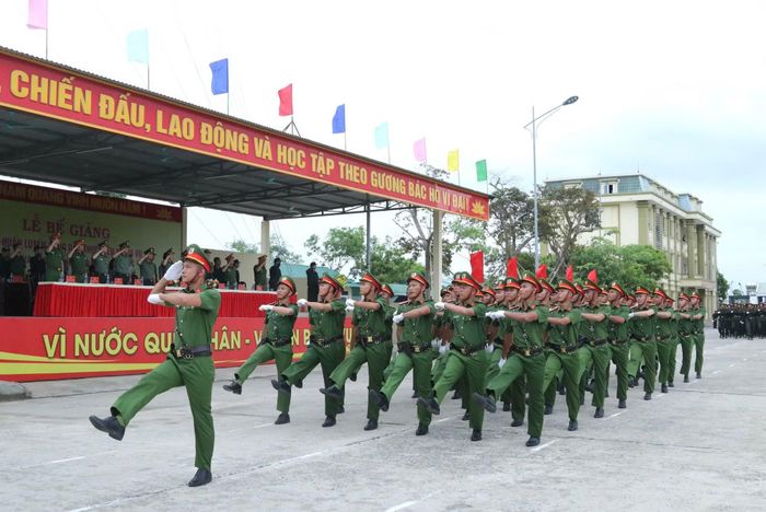 Các chiến sỹ diễu binh tại lễ bế giảng.