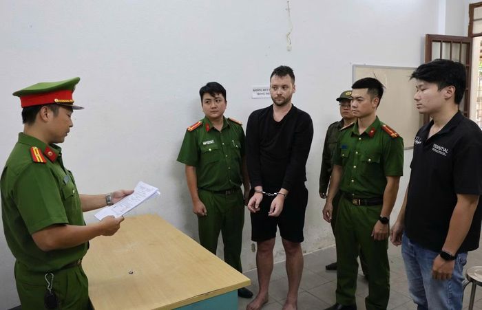 Cơ quan CSĐT Công an TP Đà Nẵng thực hiện lệnh bắt tạm giam đối với Lilly Shaymus Graeme.