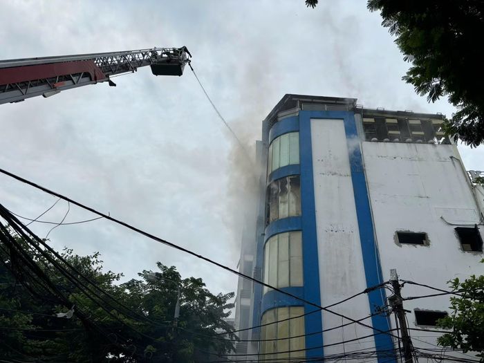 Lực lượng Cảnh sát PCCC và CNCH Công an TP Đà Nẵng triển khai xe thang tiếp cận đám cháy từ tầng 4 quán karaoke.