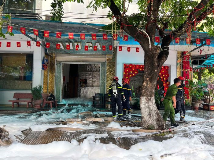 Hiện trường vụ cháy quán karaoke trên đường Châu Thị Vĩnh Tế, TP Đà Nẵng.