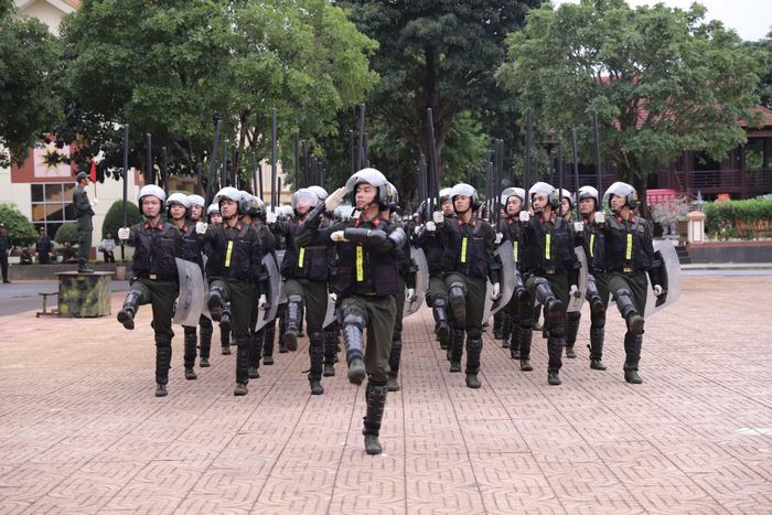 Chiến sĩ mới tại Trung đoàn CSCĐ Tây Nguyên duyệt đội ngũ.