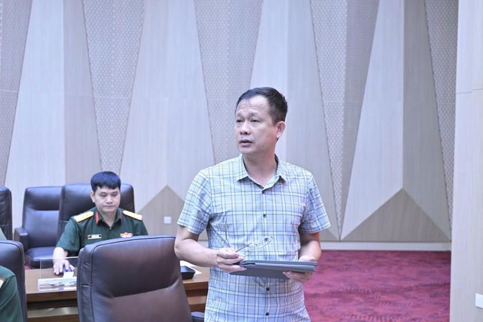 Đồng chí Vũ Tiến Dũng, Phó Vụ trưởng Vụ Pháp chế, Bộ Nội vụ phát biểu tham vấn tại hội nghị.