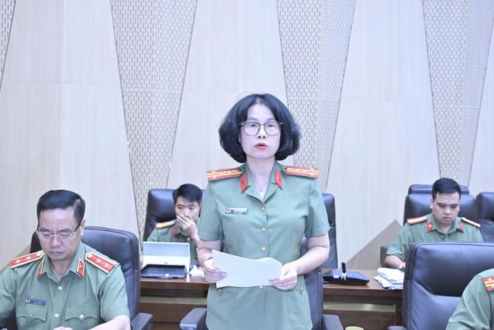 Đại tá Lê Thị Hồng Thương, Phó Cục trưởng Cục Pháp chế và Cải cách hành chính, tư pháp báo cáo về Dự án luật.