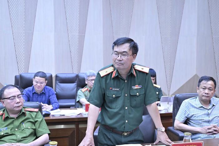 Thiếu tướng Hoàng Minh Ngọc, Phó Cục trưởng Cục Tác chiến, Bộ Tổng tham mưu Quân đội nhân dân Việt Nam phát biểu tại hội nghị.