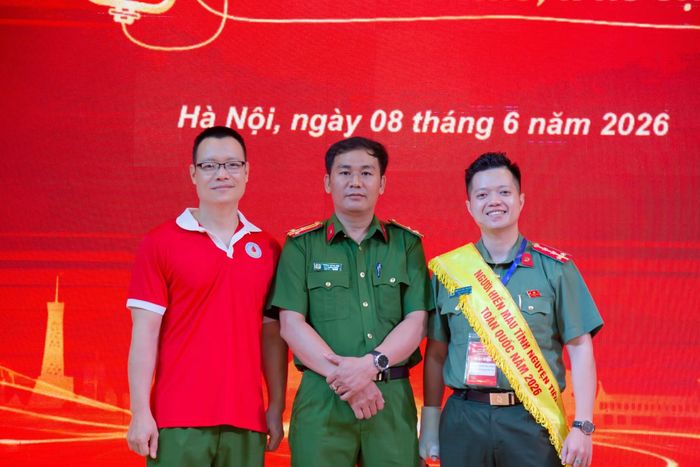 Thượng tá Phạm Hồng Hải (đứng giữa) hiến máu 127 lần và Thượng tá Phạm Huy Quang (bên trái) hiến máu 93 lần, cùng Đại úy Nguyễn Huy Hoàng (bên phải), hiến máu 41 lần.