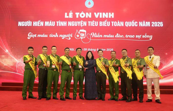 Bộ trưởng Đào Hồng Lan chụp ảnh với 10 tấm gương hiến máu tiêu biểu của lực lượng CAND.