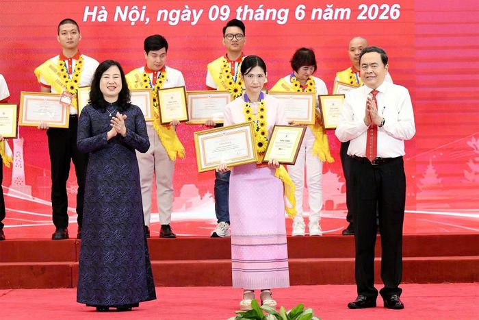 Chủ tịch Quốc hội Trần Thanh Mẫn và Bộ trưởng Đào Hồng Lan trao biển vinh danh người hiến máu tiêu biểu toàn quốc năm 2026