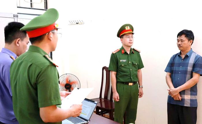 Tống đạt Quyết định khởi tố đối tượng Nguyễn Hữu Cường về tội “Vi phạm quy định về an toàn thực phẩm”.