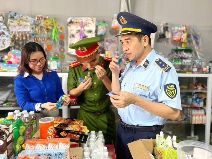 Các lực lượng chức năng tại Hà Tĩnh phối hợp kiểm tra vệ sinh an toàn thực phẩm.