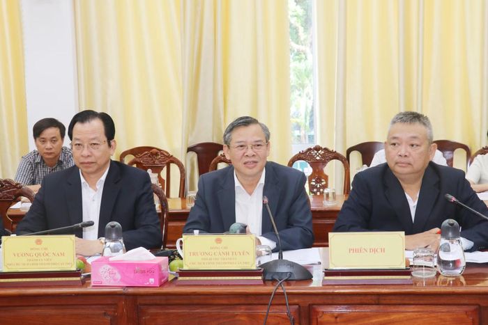 Chủ tịch UBND TP Cần Thơ – Trương Cảnh Tuyên (ngồi giữa) phát biểu tại buổi làm việc.