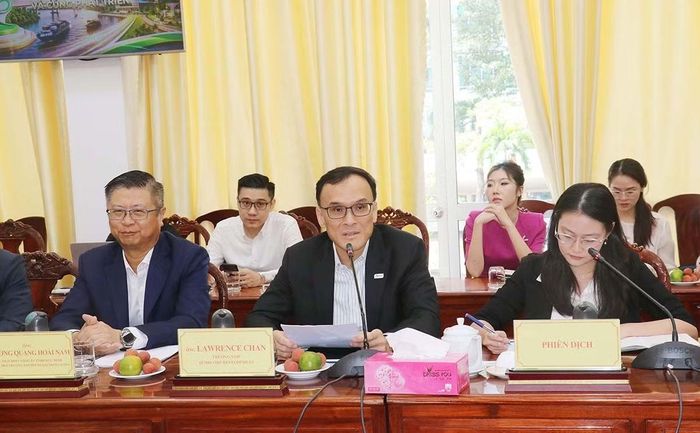 Ông Lawrence Chan, Trưởng VSIP Sembcorp Development phát biểu tại buổi làm việc.