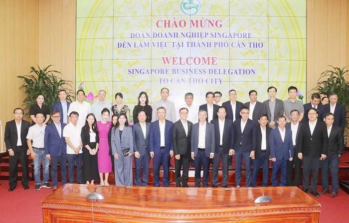 Các đại biểu tham dự cuộc họp chụp hình lưu niệm.