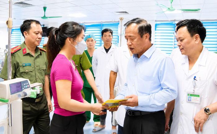 Đồng chí Lê Đức Thái, Bí thư Tỉnh ủy chia sẻ, động viên người thân Trung tá Phạm Ngọc Khánh.