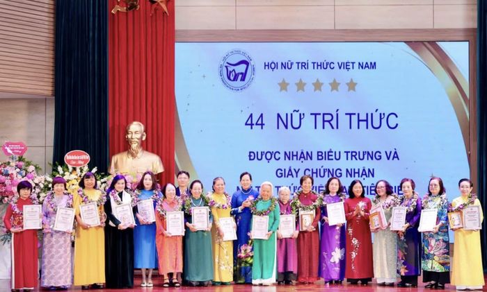 Chủ tịch Ủy ban Trung ương MTTQ Việt Nam Bùi Thị Minh Hoài và Chủ tịch Hội Liên hiệp Phụ nữ Việt Nam Lê Thị Thủy trao tặng biểu trưng cho nữ trí thức tiêu biểu.