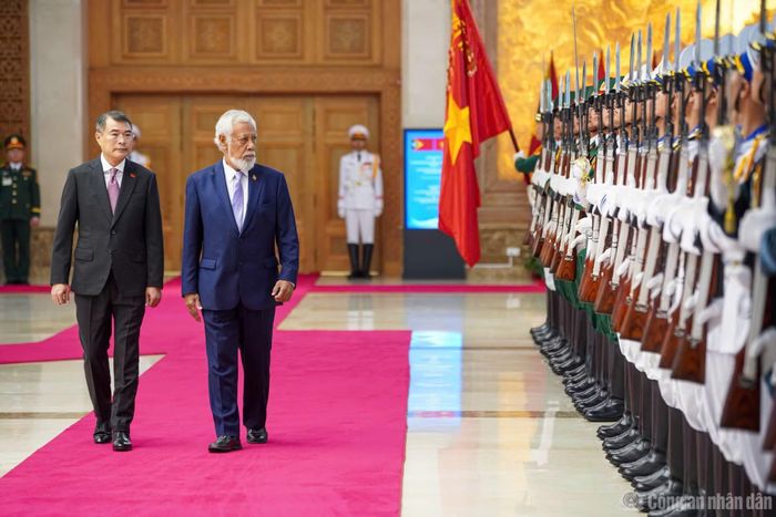 Thủ tướng Lê Minh Hưng và Thủ tướng Kay Rala Xanana Gusmão duyệt đội danh dự QĐND Việt Nam tại lễ đón.