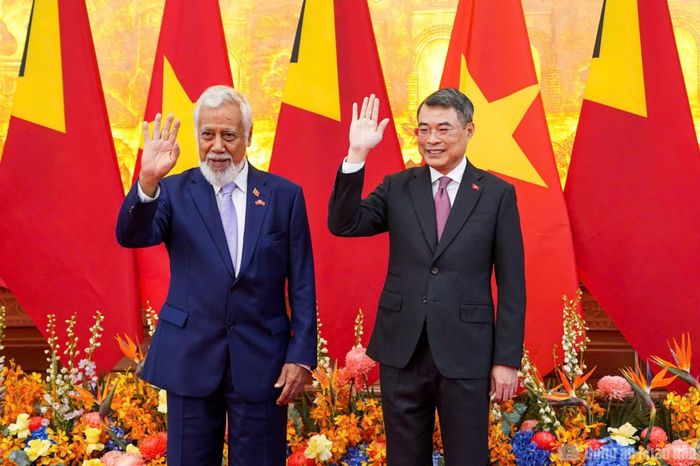 Thủ tướng Lê Minh Hưng và Thủ tướng Kay Rala Xanana Gusmão chụp ảnh chung tại lễ đón.