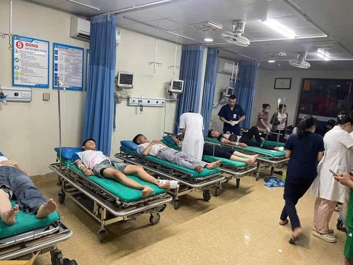 Các bác sĩ Bệnh viện Đa khoa Hùng Vương triển khai công tác sơ cứu các nạn nhân.