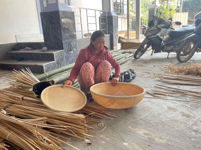Các sản phẩm thủ công do những người thợ đan lát ở thôn Thủy Lập làm nên.