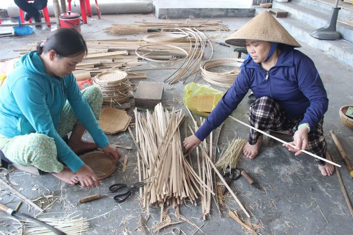 Những người thợ cần mẫn với nghề đan lát để mưu sinh.