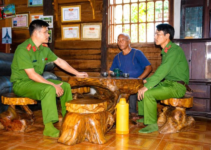Lực lượng Công an ở cơ sở tại Lâm Đồng phát huy vai trò của người có uy tín, chức sắc tôn giáo trong công tác đảm bảo an ninh, trật tự.