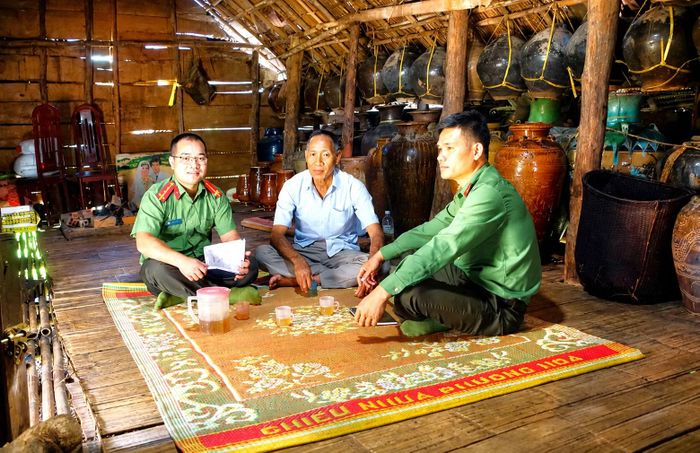 Công an xã Bảo Lâm 5 gặp gỡ, tranh thủ người có uy tín tại địa phương.