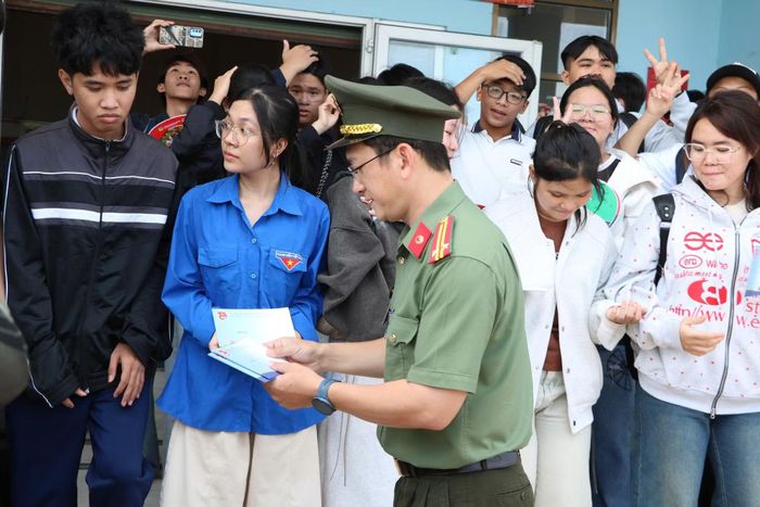 Cán bộ Ban Thanh niên Công an tỉnh An Giang tuyên truyền, hỗ trợ các em học sinh.