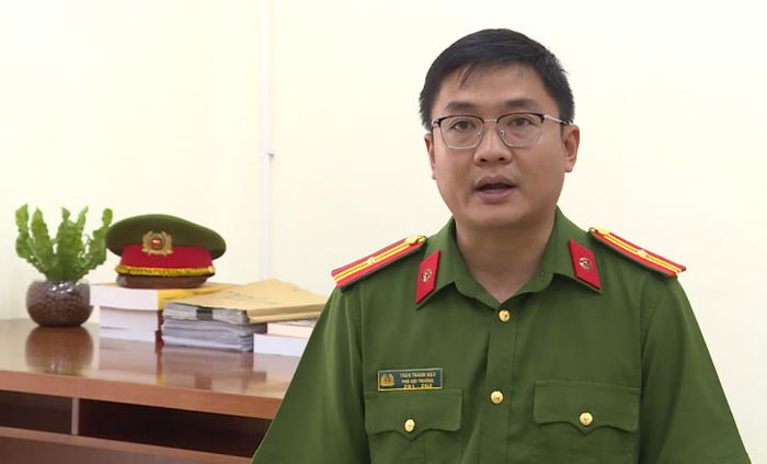  Thiếu tá Trần Thanh Hậu, Phó Đội trưởng Đội Trọng án, Phòng Cảnh sát hình sự Công an TP Hồ Chí Minh, trao đổi về vụ án. 