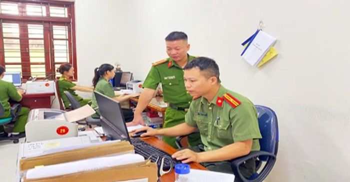 Trung tá Nguyễn Hữu Tiền (đứng giữa) kiểm tra công tác báo cáo số liệu của CBCS.