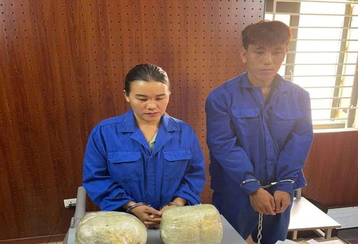 Hai đối tượng Bàn Sành Quang và Chảo Tả Mẩy cùng tang vật.