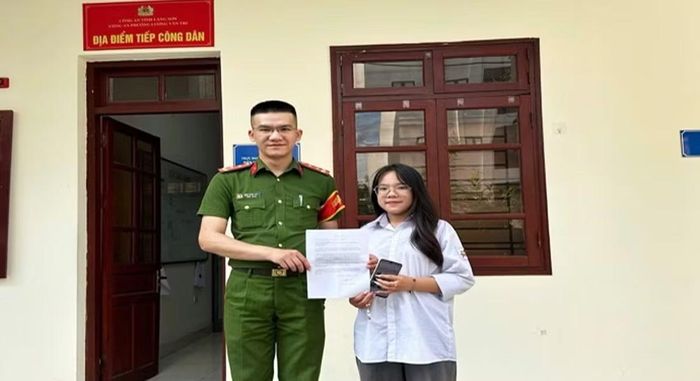 CBCS Công an phường Lương Văn Tri hỗ trợ người dân tìm lại tài sản bị thất lạc.