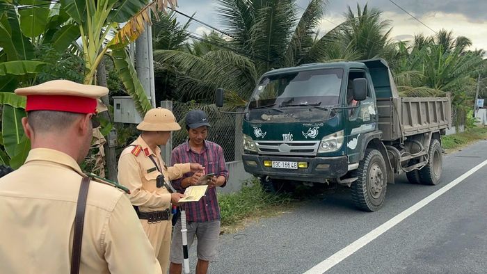 Lực lượng CSGT tăng cường kiểm tra, xử lý phương tiện chở đất, đá, vật liệu xây dựng vượt quá trọng tải.